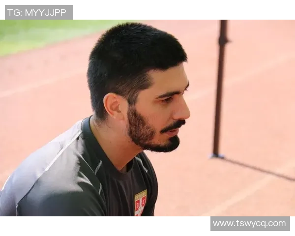 足球巨星用拼搏与荣耀报答父母无私养育展现动人亲情故事