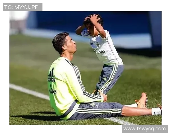 足球明星齐聚一堂欢庆新春佳节送祝福团圆温馨照展现体育与节日融合的精彩瞬间