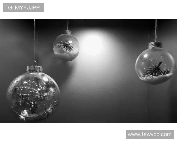 黑白光影下展现传奇绿茵巨星坚毅目光与不灭足球梦想